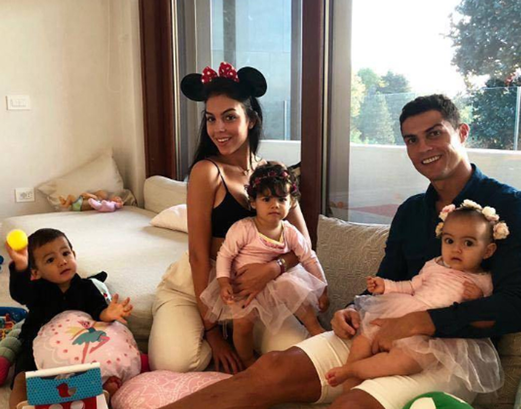 জর্জিনা রোনাল্ডোর দুই সারোগেট সন্তান ইভা আর মাতিনোকেও সামলে রাখেন। কিন্তু কে এই জর্জিনা?