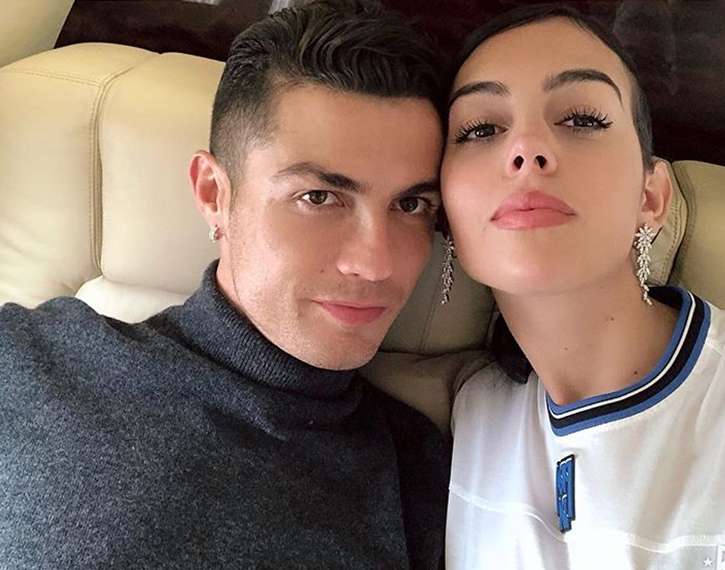 একটি ইভেন্টে গিয়ে সুন্দরী জর্জিনার আলাপ হয় রোনাল্ডোর সঙ্গে। তখনও রেয়াল মাদ্রিদে খেলেন ক্রিশ্চিয়ানো।