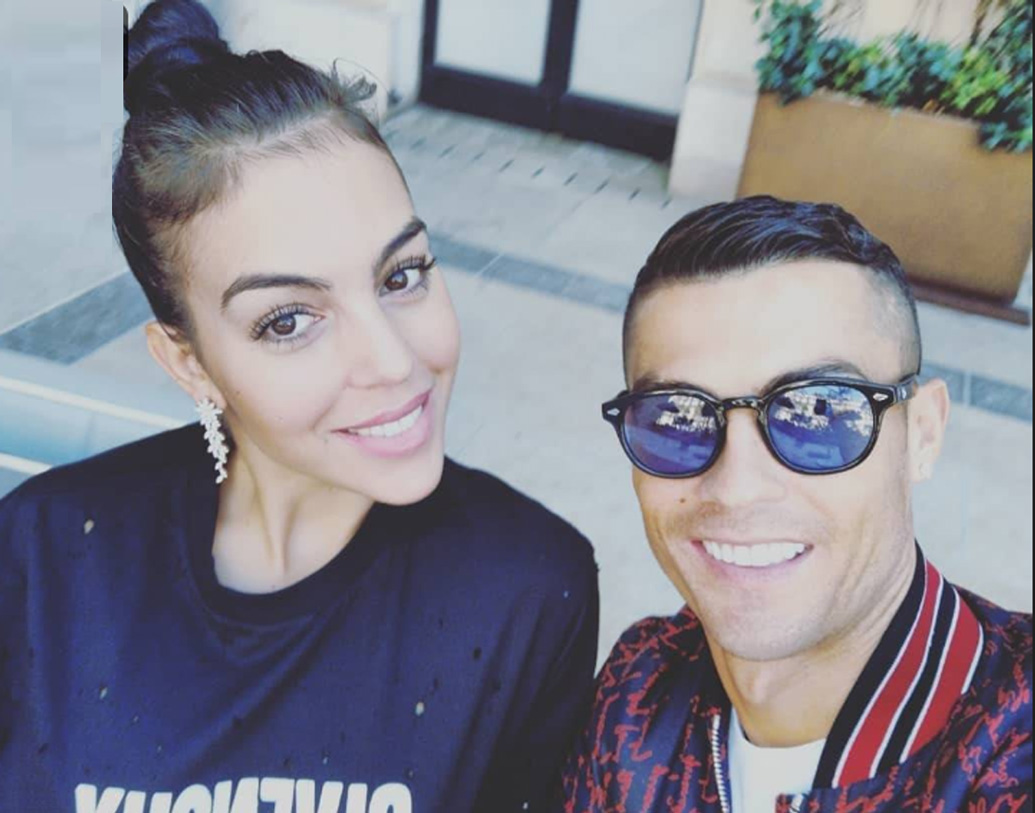 এর পরই প্যারিসের ডিজনিল্যান্ডে তাঁদের এক সঙ্গে দেখা যায়. সেটা ২০১৬ সাল, তার পর থেকেই এক সঙ্গে থাকছেন তাঁরা।