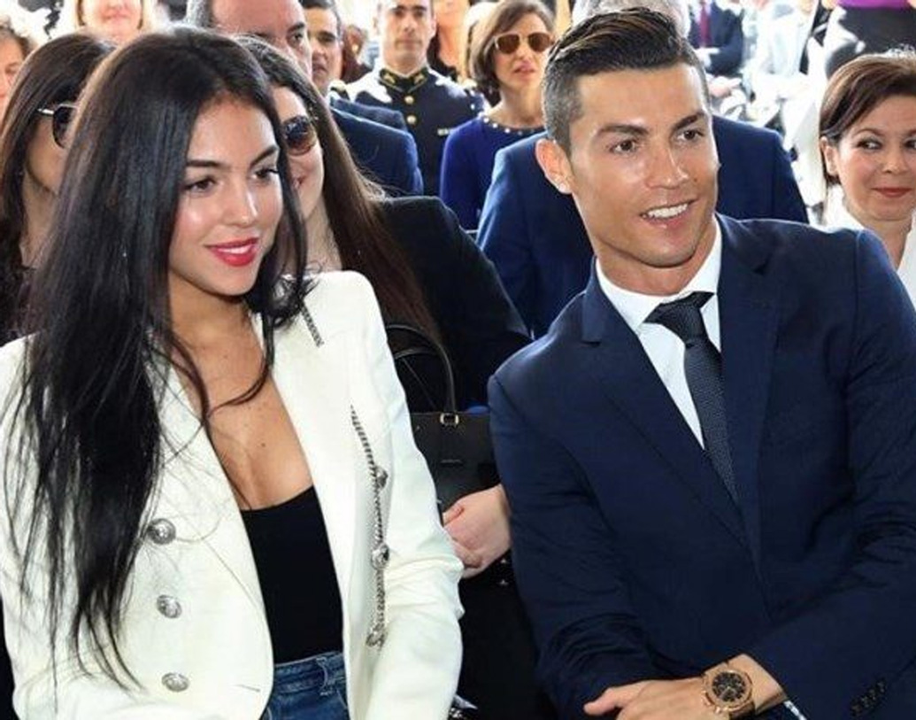 জর্জিনাও সব সময় পাশে থাকেন তাঁর, এক মডেল রোনাল্ডোর বিরুদ্ধে যৌন হেনস্থার অভিযোগ আনার পরও প্রিয়জনকে ছেড়ে যাননি জর্জিনা। বরং সেই অভিযোগকে গুরুত্ব দেননি। সব বাধা সরিয়ে এগিয়ে যেতে হবে, এমনই একটি পোস্ট করেছিলেন তিনি।