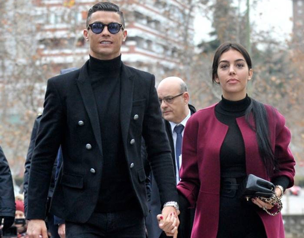 রোনাল্ডো আর তাঁর প্রেমিকা বেশ কয়েকটি স্বেচ্ছাসেবী সংস্থার সঙ্গেও যুক্ত।