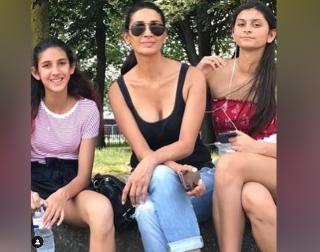 মায়ের সঙ্গে গোটা ইউরোপ ঘুরে এসেছেন মাহিকা। ছবিও পোস্ট করেছিলেন সোশ্যাল মিডিয়ায়।