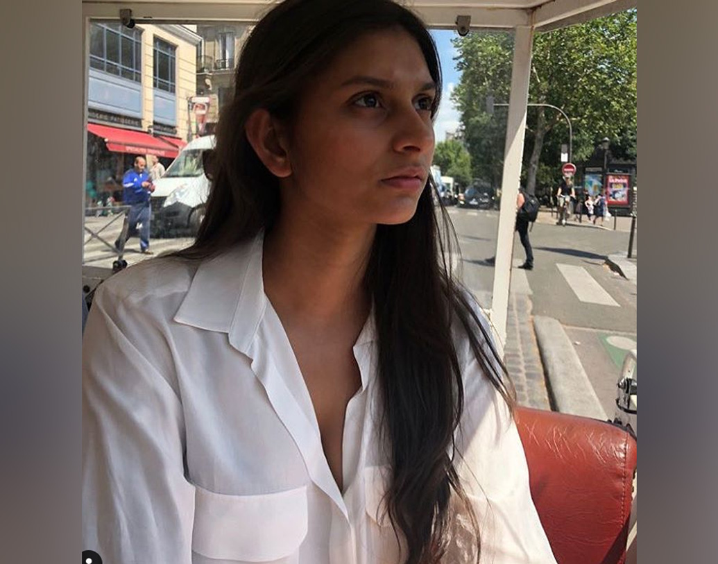 মেয়েটির বাবার বিখ্যাত ছবি, ‘রক অন’। এ বার চিনতে পারছেন, তিনি কার কন্যা?