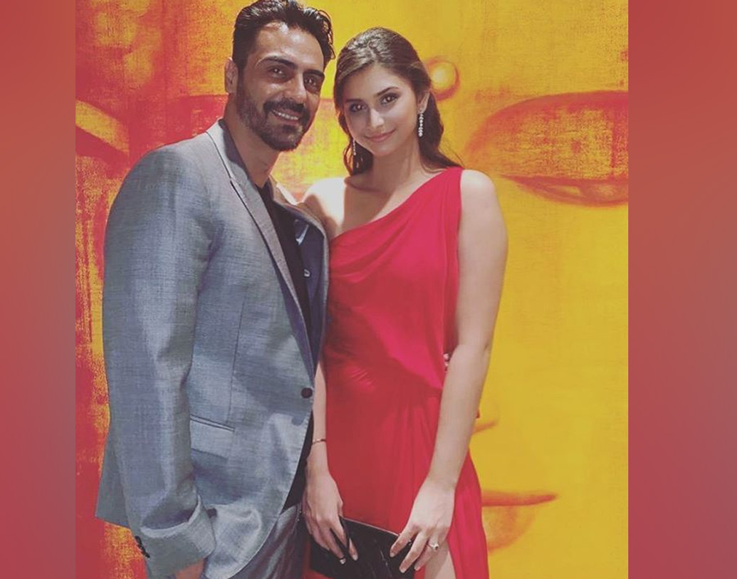 বলিউডে ডেবিউ নিয়ে কথাবার্তাও চলছে মাহিকার সঙ্গে।, জানিয়েছেন অর্জুনই। এ নিয়ে বাবা টিপসও দিতে শুরু করেছেন মেয়েকে।