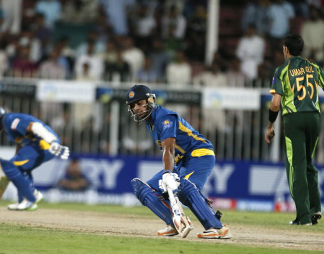 দিমুথ করুণারত্নে, অধিনায়ক: বিশ্বকাপে যিনি শ্রীলঙ্কাকে নেতৃত্ব দেবেন সেই দিমুথ করুণারত্নেও চার বছর ওয়ানডে ক্রিকেটের বাইরে রয়েছেন। ১৭টি একদিনের ম্যাচ খেলে ১৯০ রান করা অধিনায়ককে নিয়ে বিতর্ক রয়েই যাচ্ছে।