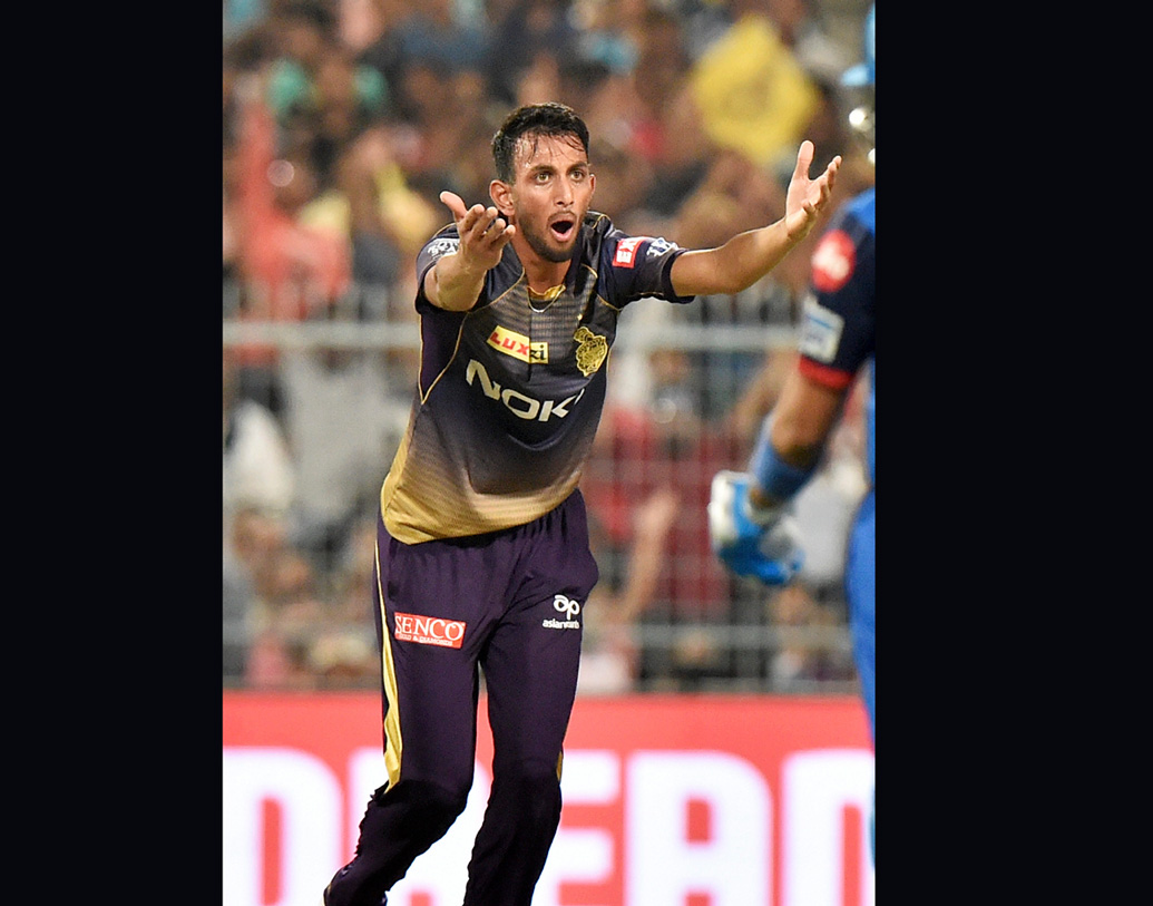 দশ নম্বরে থাকার কথা প্রসিদ্ধ কৃষ্ণের। আগের চেয়ে অনেক ভাল বল করছেন। গতি আর মানসিকতার জন্য নজর কেড়েছেন তিনি। সবুজ পিচে কৃষ্ণের গতি পার্থক্য গড়ে দিতে পারে।