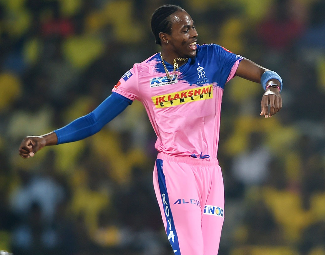 জোফরা আর্চার: হায়দরাবাদের বিরুদ্ধে অনেকগুলো রান দিয়ে ফেলেছিলেন। যদিও চেন্নাইয়ের বিরুদ্ধে দলের অন্যতম সফল বোলার তিনিই। ব্যাট হাতেও চেন্নাইয়ের বিরুদ্ধে লড়াই চালিয়েছিলেন। আজ আর্চারের বল-ব্যাট উভয় দিকেই তাকিয়ে দল।