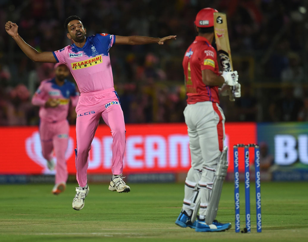 ধবল কুলকার্নি: ধারাবাহিকতার কিছু সমস্যা রয়েছে। এখনও পর্যন্ত তেমন নজর কাড়তে পারেনি। যদিও বিকল্প কেউ না থাকায় আজ সুযোগ পাওয়ার সম্ভবনা রয়েছে।