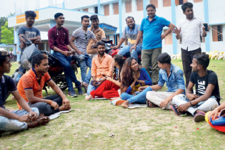 জমে উঠেছে আড্ডা। ছবি: নির্মাল্য প্রামাণিক