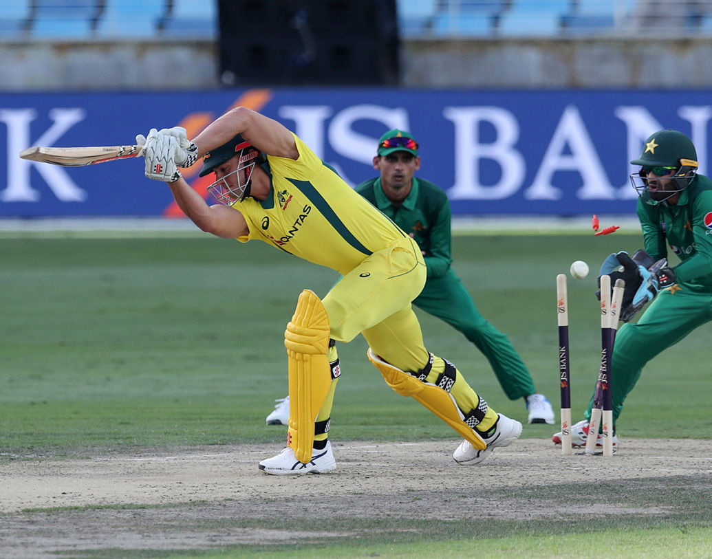 মার্কাস স্টোইনিস  সংযুক্ত আরব আমিরশাহি থেকে আরসিবি শিবিরে যোগ দিচ্ছেন। এই অস্ট্রেলীয় তারকা আজ ওপেন করতে পারেন।