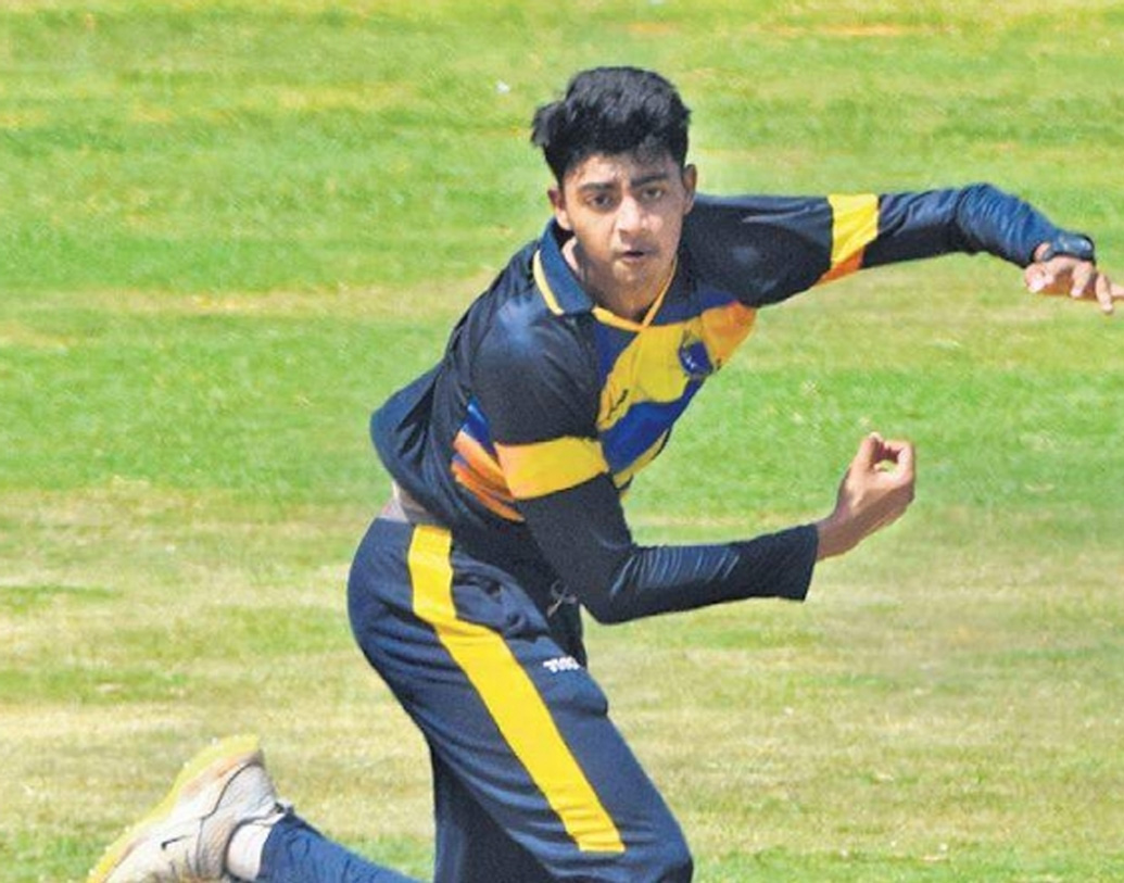 প্রয়াস রায় বর্মন দলে থাকতে পারেন এ দিন। তিনি নামতে পারেন সাত নম্বরে। মাত্র ১৬ বছর ১৫৭ দিনে খেলতে নেমে আইপিএলের ইতিহাসে কনিষ্ঠতম ক্রিকেটার হিসেবে রেকর্ড গড়ে আরসিবি-র এই লেগ স্পিনার।