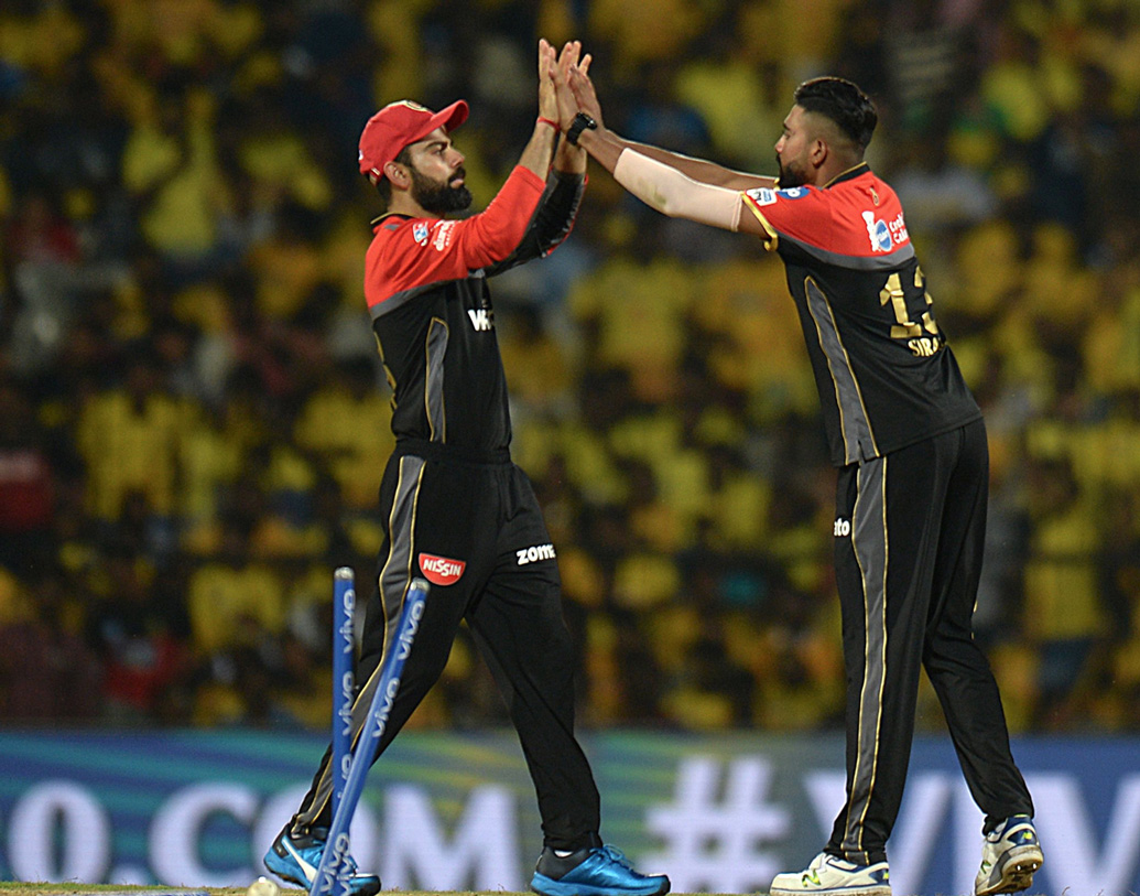 দশে নামার কথা মহম্মদ সিরাজের। গত ম্যাচে ভালই খেলেছেন তিনি। সিরাজের হাতে ক্যাচ দিয়ে প্যাভিলিয়নে ফিরে যান যুবরাজ।