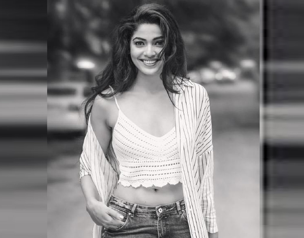 কলেজ থেকেই মডেলিং ও থিয়েটারে অভিনয়ের জন্য সকলের কাছে জনপ্রিয় ছিলেন তিনি।