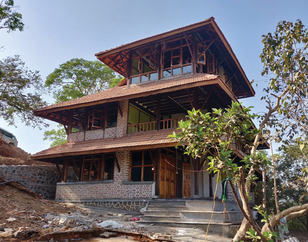 চুন, নুড়িপাথর। ইটের গুঁড়ো, মাটি, কাদা দিয়ে বাড়ির একতলার মেঝে তৈরি হয় প্রথমে। সাত ফুটের পর ব্যবহার করা হয়েছে ইট আর ‘মাড মর্টার’।