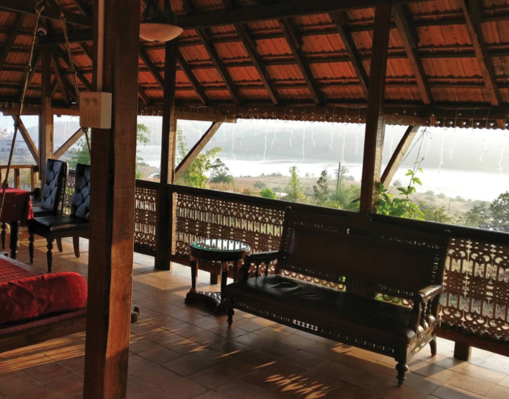 বাড়িটিতে ব্যবহার হয়েছে কাঠও। সেগুন গাছের বদলে স্থানীয় একটি কাঠ ব্যবহার করা হয়েছে। রয়েছে ছোট একটি চিলেকোঠা। আইন, হাউদু, জাম্বুল, শিভা, এ জাতীয় স্থানীয় গাছের কাঠ ব্যবহার করা হয়েছে বাড়ি নির্মাণে।