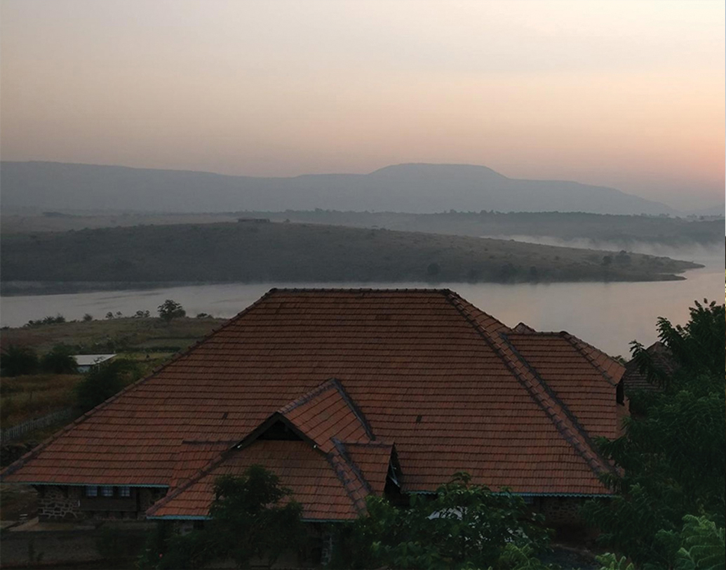 ক্লে রুফিং টাইলও ব্যবহার হয়েছে বাড়িটিতে। সিমেন্ট প্লাস্টারের বদলে চুনের প্লাস্টার ব্যবহার করা হচ্ছে নয়া প্রকল্পের বাড়িতে। কারণ এতে বাড়ি বেশি দিন ভাল থাকে।