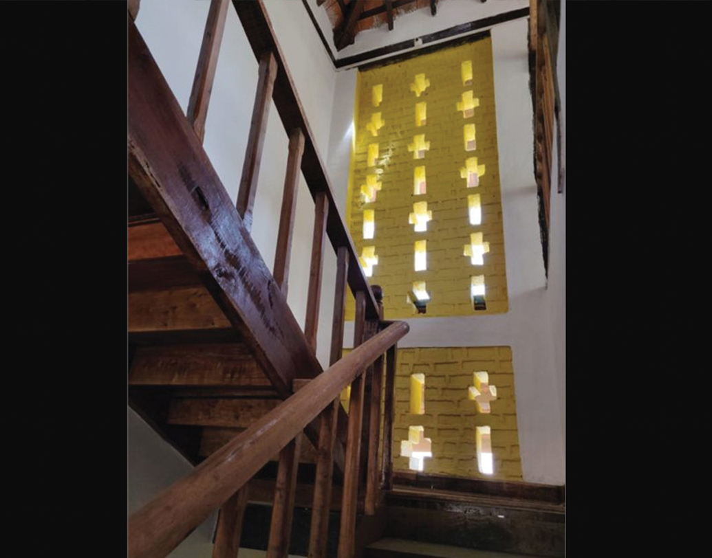 চুন তাপকে ধরে রাখে গরম কালে, শীতে তাপ নির্গত করে দেয় বাইরে। তাপমাত্রা দিনে ধরে রাখে, রাতে নির্গত করে দেয়। তাই কাদা, পাথর, ইট, চুন সব মিলিয়ে গোটা বাড়িটা শ্বাস নিতে পারে, বলেন ধ্রুবং।