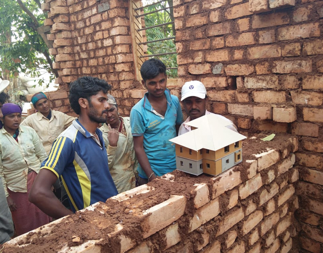 কোঙ্কণ উপকূলের পাশে বাড়িগুলিকে প্রচুর হাওয়া ও ভূমিকম্প থেকে বাঁচাতে আরও বেশি কাঠের ব্যবহার করছেন তাঁরা। কাঠে কখনওই পালিশ ব্যবহার করেন না তাঁরা। কারণ এতে কাঠের ক্ষয় হয়। কাঠের আকারেও পরিবর্তন হয়। স্থানীয় মানুষদের নিয়েই কাজ করতে করতে তাঁদের থেকেই জেনেছেন এই স্থপতি দম্পতি।
