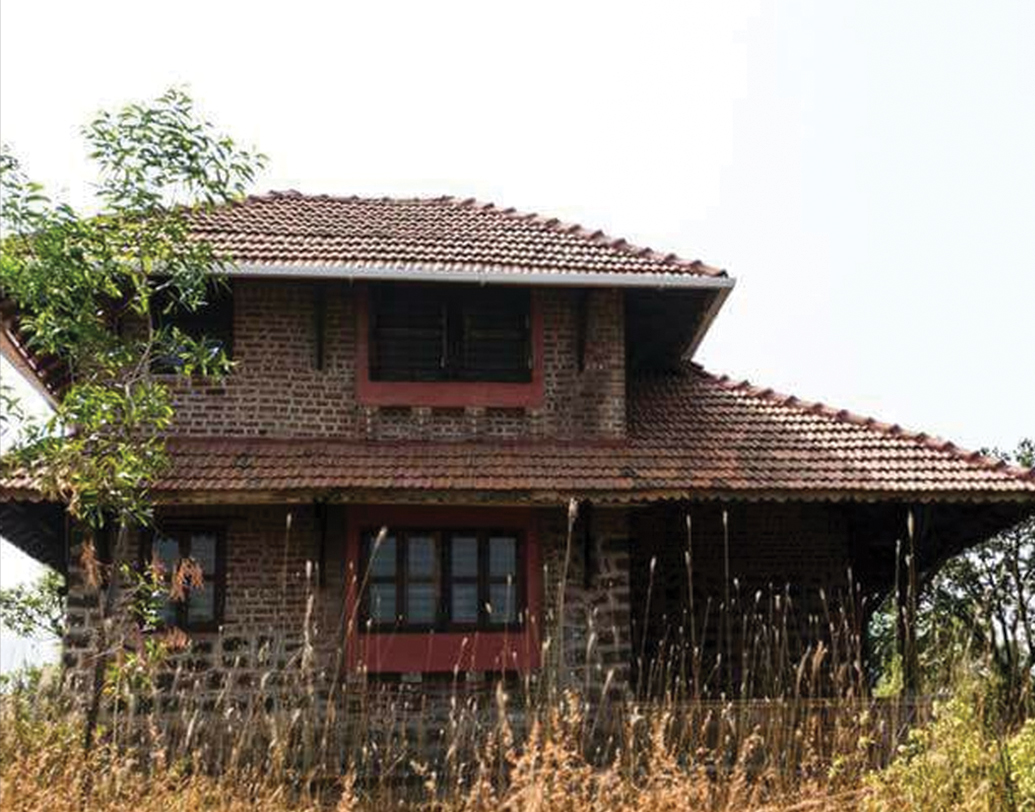 পুণের ভোর জেলার একটা ফার্ম হাউস তৈরি করেছিলেন। এক পঞ্চায়েত প্রধানের থেকে বাড়ি তৈরির সরঞ্জাম নিয়ে বাড়ি পুর্নর্নিমাণের কাজও করেছেন তাঁরা। বাড়িতে আলো-বাতাস চলাচলের উপযুক্ত করতে হবে। মাটির বাড়িতে আলো প্রবেশ করে না, এই ধারণাকেও খারিজ করেছেন তাঁরা।