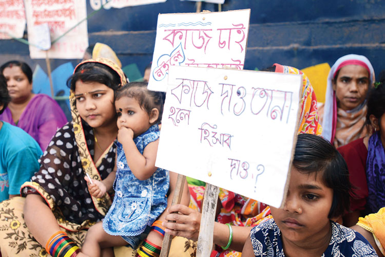 70 workers with their family started stand-in protest in front of Shalimar Paints