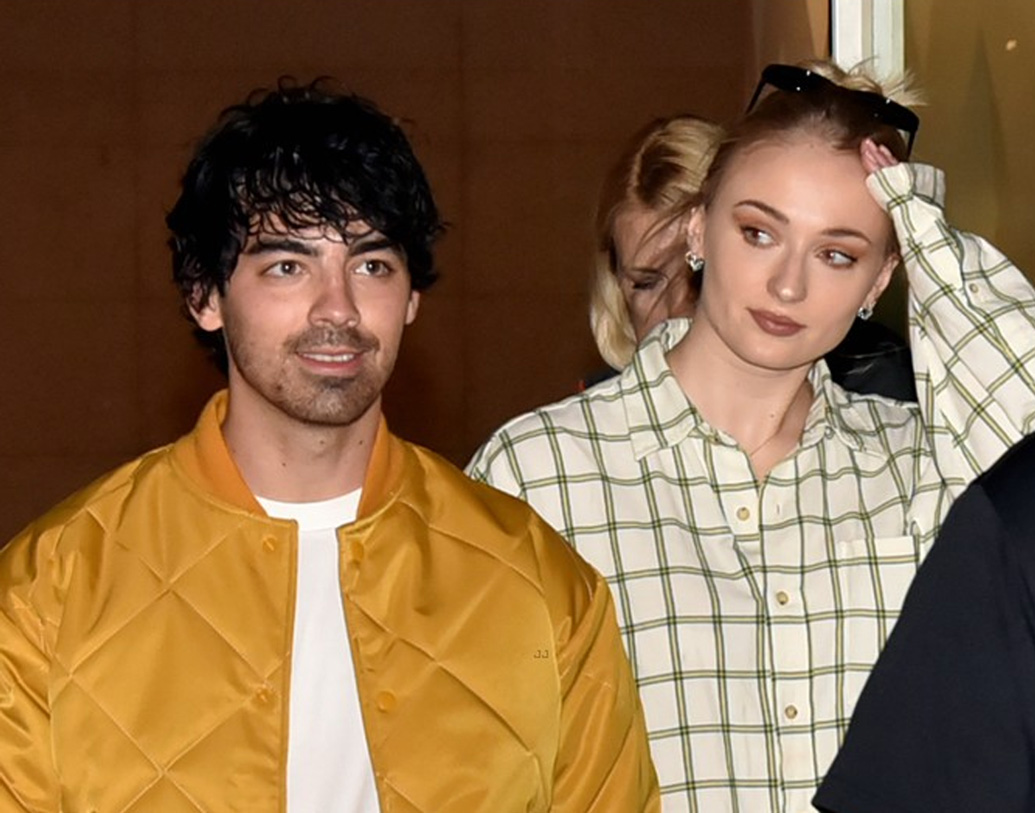 সংবাদ মাধ্যমকে দেওয়া সাক্ষাৎকারে সোফি জানিয়েছেন, তিনি আর জো নিজেদের মতো করে ছোট একটি অনুষ্ঠান চান। যাকে বলে ‘ইন্টিমেট ওয়েডিং’। অনেক অতিথি নয়, বরং অনেক আনন্দ, এমনটাই চান তিনি।