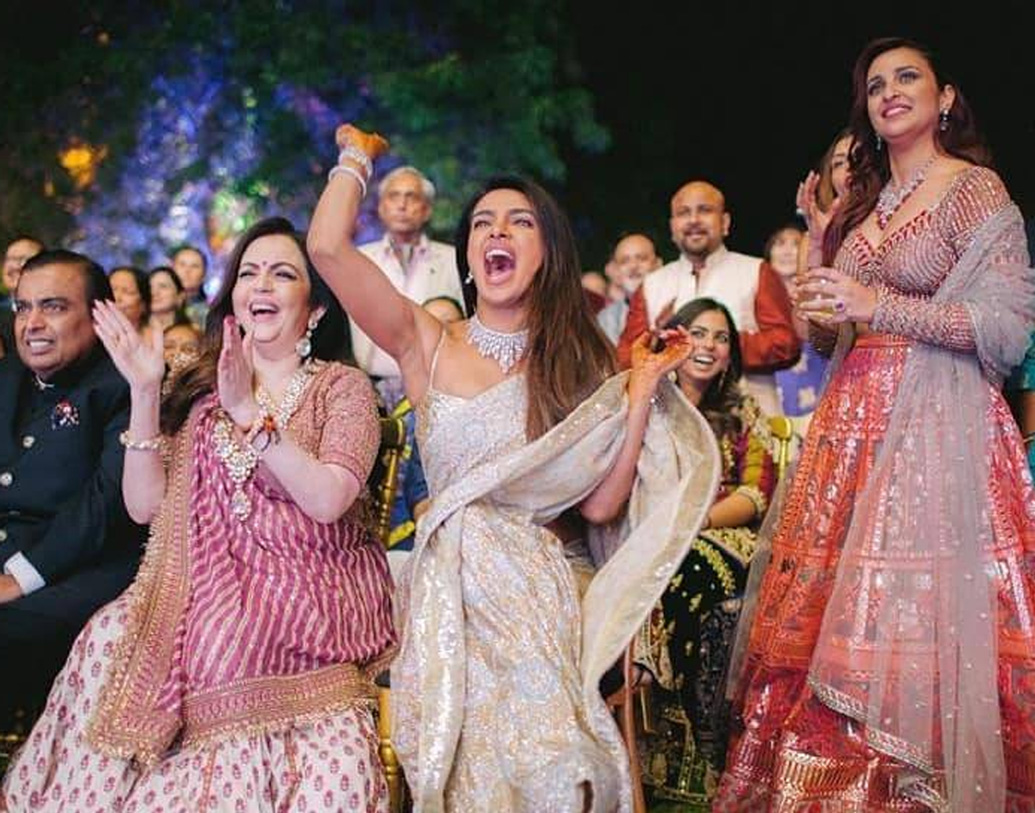 সর্বভারতীয় সংবাদ মাধ্যমে প্রকাশ, পরিণীতি নাকি বলেছেন, ‘এ জাতীয় খবর রটানো খারাপ রুচির পরিচয় ছাড়া আর কিছুই নয়।’ সবমিলিয়ে প্রিয়ঙ্কা-নিকের দাম্পত্যের দিকে যে সবারই নজর রয়েছে তা বলাই বাহুল্য।