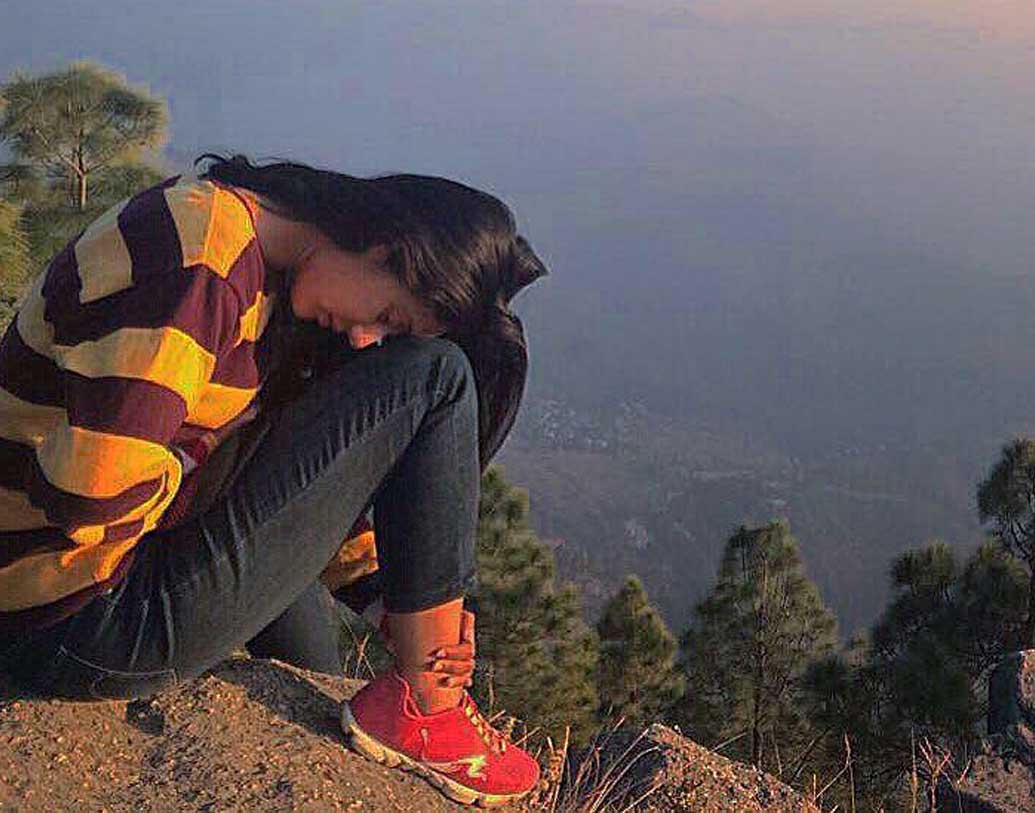 তার রহস্য লুকিয়ে রয়েছে তরুণীকে নিয়ে সম্প্রতি ইনস্টাগ্রামের ওই পোস্টটাকে ঘিরে। বলিউড স্টার দিশা পাটানি নিজের ইনস্টাগ্রামে এই তরুণীর ছবি শেয়ার করেছেন। দিশার সঙ্গে তরুণীর যোগসূত্রটা কি এ বার বুঝতে পারলেন?