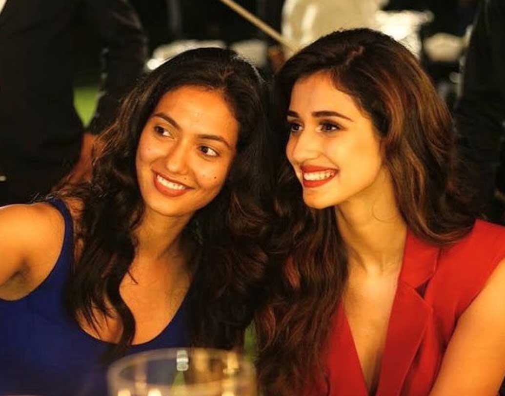 সেনার পোশাক পরা তরুণী বলিউড স্টার দিশা পাটানির দিদি। একটু ভাল করে দেখলে মুখের মিলও খুঁজে পাবেন দু’জনের।