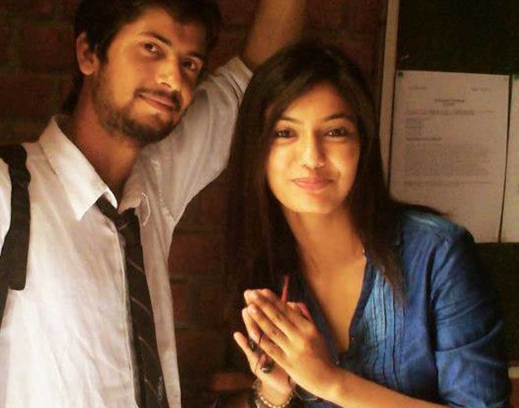 খুশবুর জন্ম উত্তরপ্রদেশের বরেলিতে। গ্রেটার নয়ডার একটি ইঞ্জিনিয়ারিং কলেজ থেকে তিনি ইলেক্ট্রনিক্স অ্যান্ড কমিউনিকেশন ইঞ্জিনিয়ারিংয়ে স্নাতক।