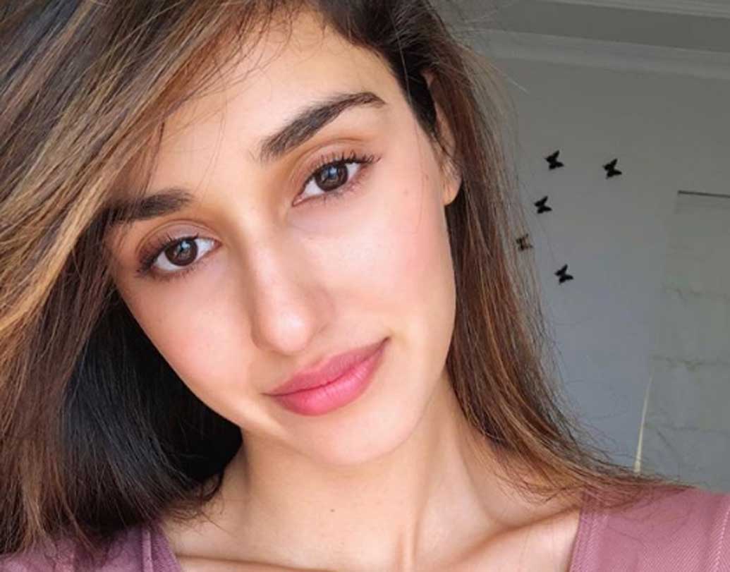 দিদির সেনার পোশাক পরা ছবি শেয়ার করে দিশা লিখেছেন, দিদি তাঁর কাছে আদর্শ। তাঁকে শ্রদ্ধা করেন এবং সব সময় তাঁর থেকে অনুপ্রাণিত হন।