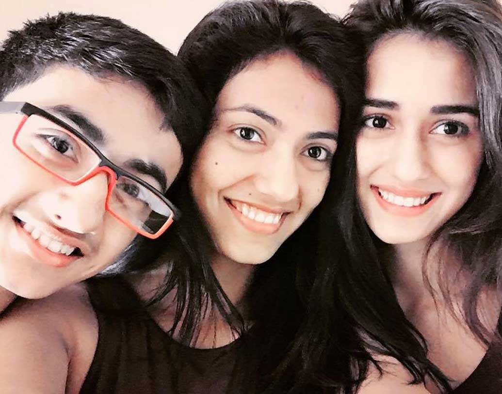 দিশা ইনস্টাগ্রামেও খুবই সক্রিয়। নিজের নানান স্টান্ট দেখিয়ে ফ্যানেদের মুগ্ধ করে থাকেন মাঝেমধ্যেই। কিন্তু তাঁর এই ইনস্টাগ্রাম পোস্টটা একটা অন্য মাত্রা এনে দিয়েছে।