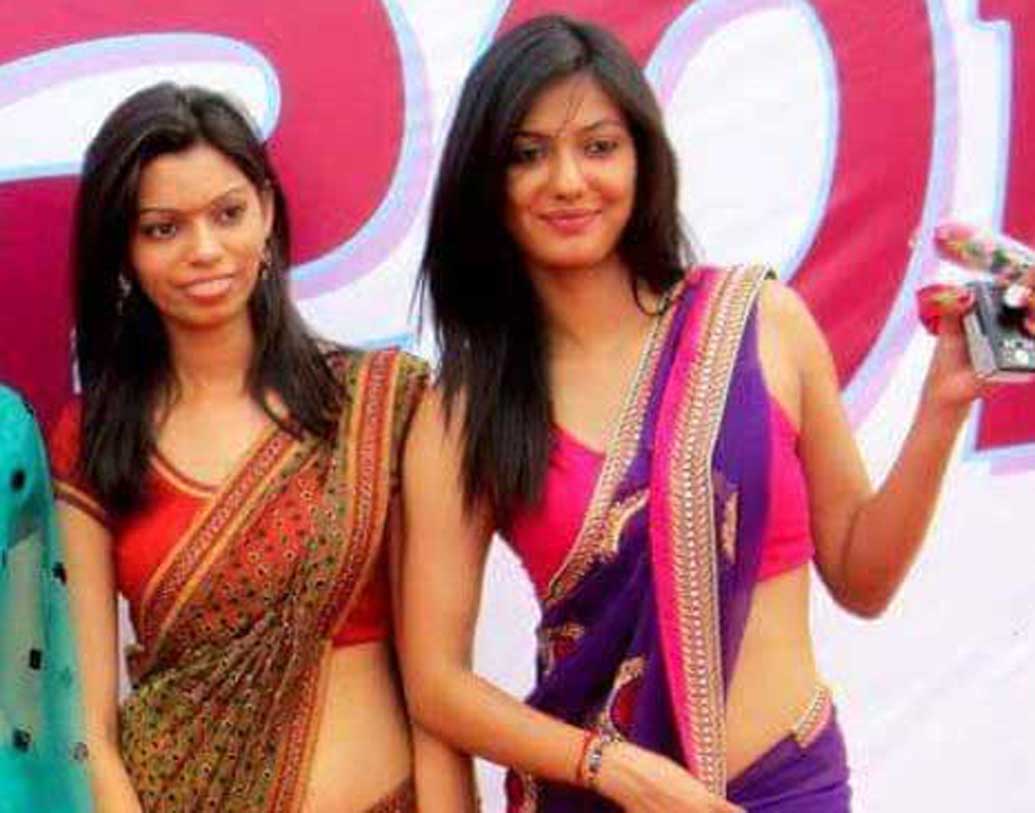 গ্ল্যামারের প্রশ্নে বলিউট এই হট নায়িকার থেকে তাঁর দিদিও কিন্তু কোনও অংশে কম যান না। ছবিতেই তা ধরা পড়ছে।