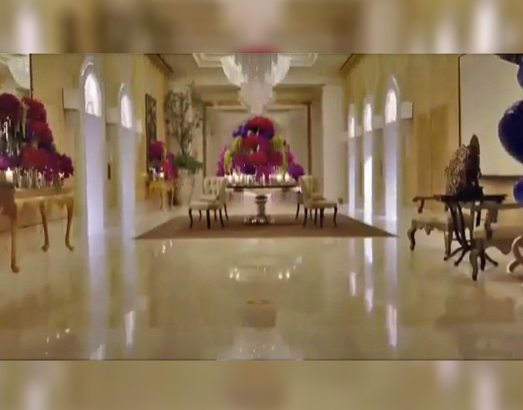 অতলান্তিক মহাসাগরের একটি দ্বীপের নামে এই বাড়ির নাম রাখা হয়েছে ‘অ্যান্টিলিয়া’। বাড়ি দেখে রীতিমতো চমকে যান মুম্বই ইন্ডিয়ানসের খেলোয়াড়রা। অ্যান্টিলিয়া বিশ্বের অন্যতম দামি বাড়ি। এই বাড়িতেই থাকেন সপরিবার মুকেশ অম্বানী। বাড়িটি রক্ষণাবেক্ষণের জন্য ৬০০ জন কর্মচারী রয়েছেন। ক্রিস্টাল, মার্বেল এবং মুক্তো দিয়ে তৈরি করা ২৭ তলার এই বাড়ির প্রতিটা তলাই স্বতন্ত্র। যা বানাতে খরচ হয়েছে প্রায় প্রায় ১৪ হাজার কোটি টাকা।