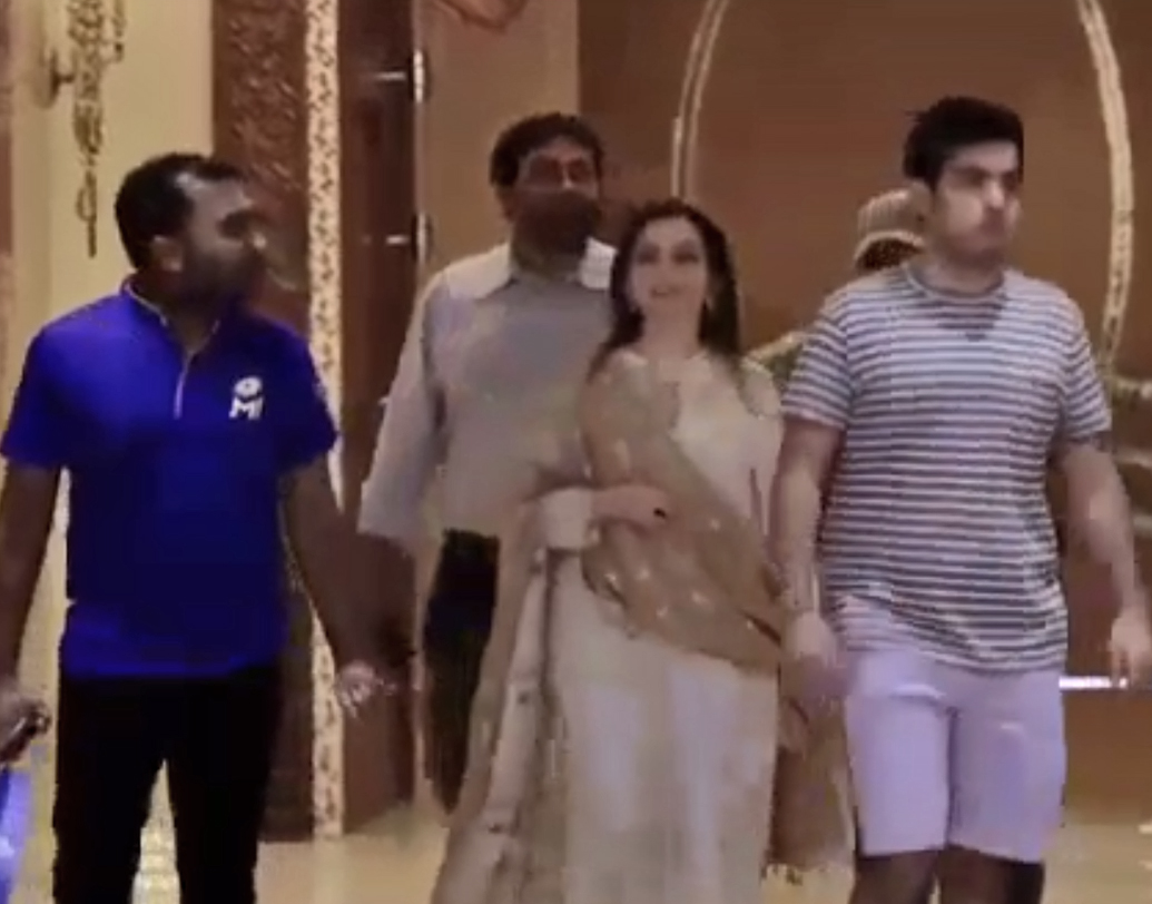 টিম বাস থেকে ক্রিকেটাররা নামার আগে বাসে উঠেই তাঁদের অভ্যর্থনা জানান দলের মালকিন নীতা অম্বানী। নীতার ব্যাখ্যা, “অল্পের জন্য কোনও ম্যাচ হেরে গেলে মনে কষ্ট হয়, একটা দলের বন্ধন শিথিল হয়ে যায়। কঠিন মুহূর্তে ইতিবাচক থাকতে হবে। দলের বন্ধন যেন দৃঢ় থাকে, সে দিকে নজর রাখতে হবে।” তারপর নীতাই তাঁদের বাড়ির ভিতরে নিয়ে আসেন।