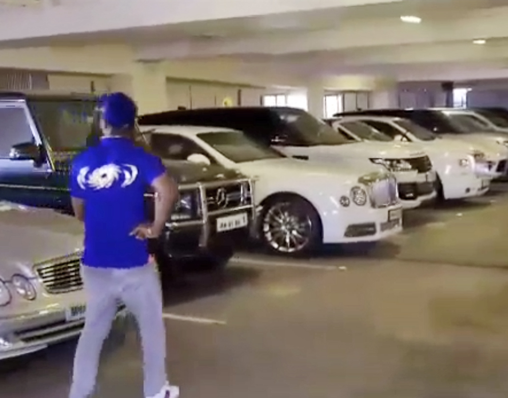 অ্যান্টিলিয়ায় রয়েছে দেড়শোরও বেশি গাড়ি। তার জন্য বাড়ির ছয়টি তলা কেবল গাড়ি রাখার জন্য বরাদ্দ করা হয়েছে। একটার পর একটা অত্যাধুনিক গাড়ির সংগ্রহ রীতিমতো তাক লাগিয়ে দেয় খেলোয়াড়দের। পুরো গ্যারাজ ঘুরে দেখেন তাঁরা।