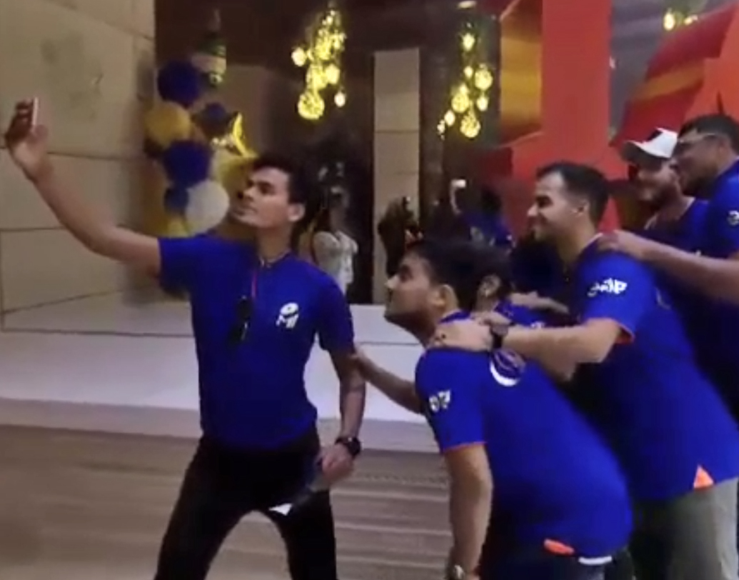 চার লক্ষ বর্গফুটের এই বাড়িটা অনায়াসে যে কোনও পাঁচতারা হোটেলকেও লজ্জা দেবে। জিম, হেল্থ স্পা, বিউটি পার্লার, বলরুম, তিনটি সুইমিং পুল, ৫০ আসন বিশিষ্ট একটি সিনেমা হল। যোগাসন এবং নাচের জন্য আলাদা স্টুডিওর বন্দোবস্তও করা হয়েছে অ্যান্টিলিয়ায়। যা দেখে রীতিমতো ছুটোছুটি করতে শুরু করেন কেউ কেউ। এমন সুন্দর ঘরে গ্রুফি না তুললে হয়!