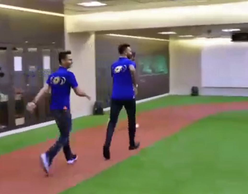 শরীরচর্চার জন্য একটা বড় ঘরের গোটা মেঝে জুড়ে রয়েছে রানিং ট্র্যাক।