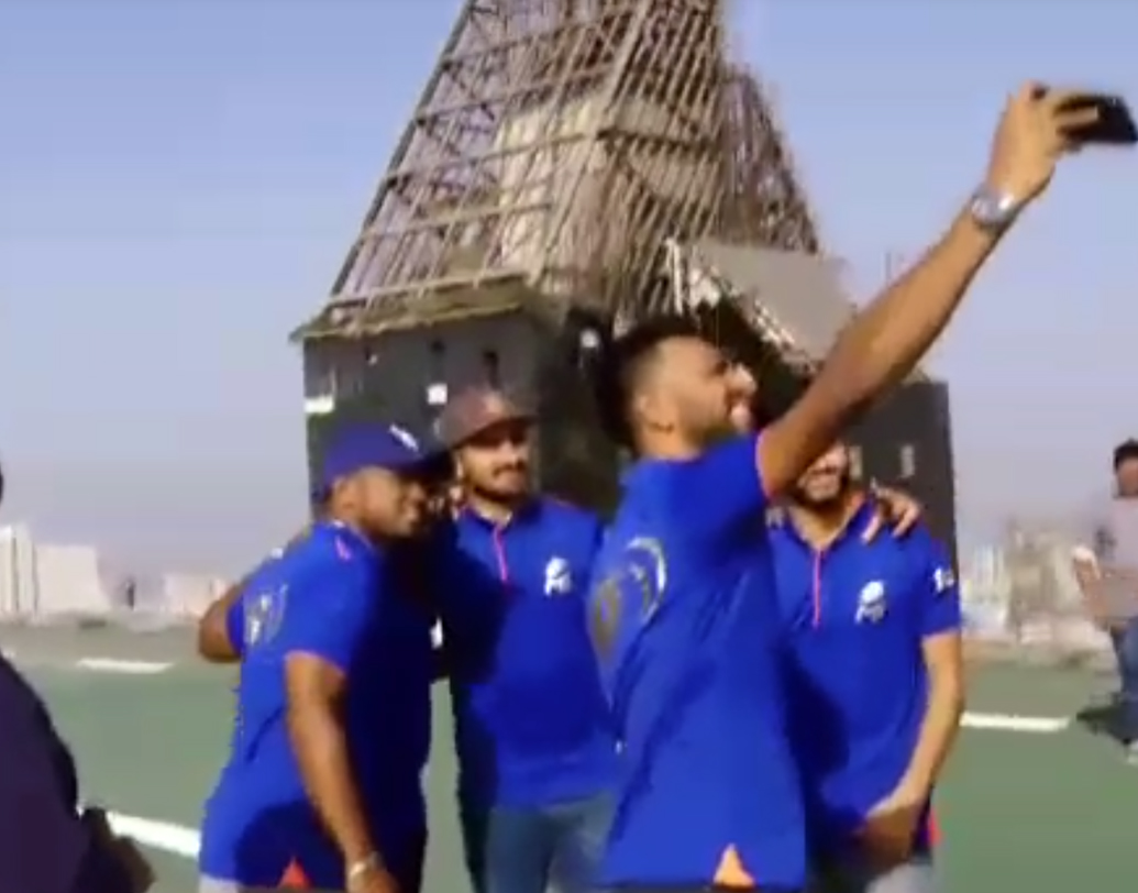 অ্যান্টিলিয়ায় রয়েছে ৯টি লিফ্ট। প্রতিটিই ‘সুপার ফাস্ট’। আর ছাদে রয়েছে তিনটি হেলিপ্যাড। ছাদে উঠেও গ্রুফি নেন খেলোয়াড়রা।