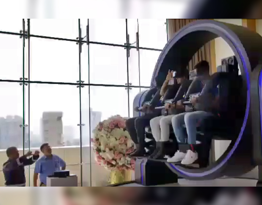 খেলোয়াড়দের বিনোদনের জন্য রোলার কোস্টারের ব্যবস্থাও রয়েছে অ্যান্টিলিয়ায়। তিনজন খেলোয়াড় চোখে থ্রিডি চশমা লাগিয়ে যখন রোলার কোস্টার উপভোগ করছেন, নীচে অধীর আগ্রহে দাঁড়িয়ে ছিলেন বাকিরা।