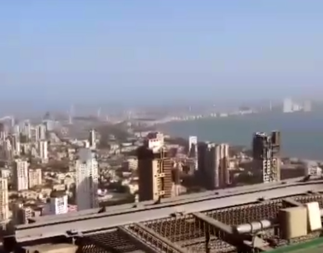 চলতি মরসুমেও ঠিক এরকমই মুম্বই ইন্ডিয়ান্সের টিম বন্ডিং সেশনের আয়োজন করা হয় অ্যান্টিলিয়ায়। সেটা অবশ্য এবারে খুবই কাজের হয়েছে দলের জন্য। শুরুটা ভাল না হলেও ফাঁড়া কাটিয়ে ন’টার মধ্যে ছয় ম্যাচ জিতে লিগ তালিকায় মুম্বই ইন্ডিয়ান্স এখন দু’নম্বরে।