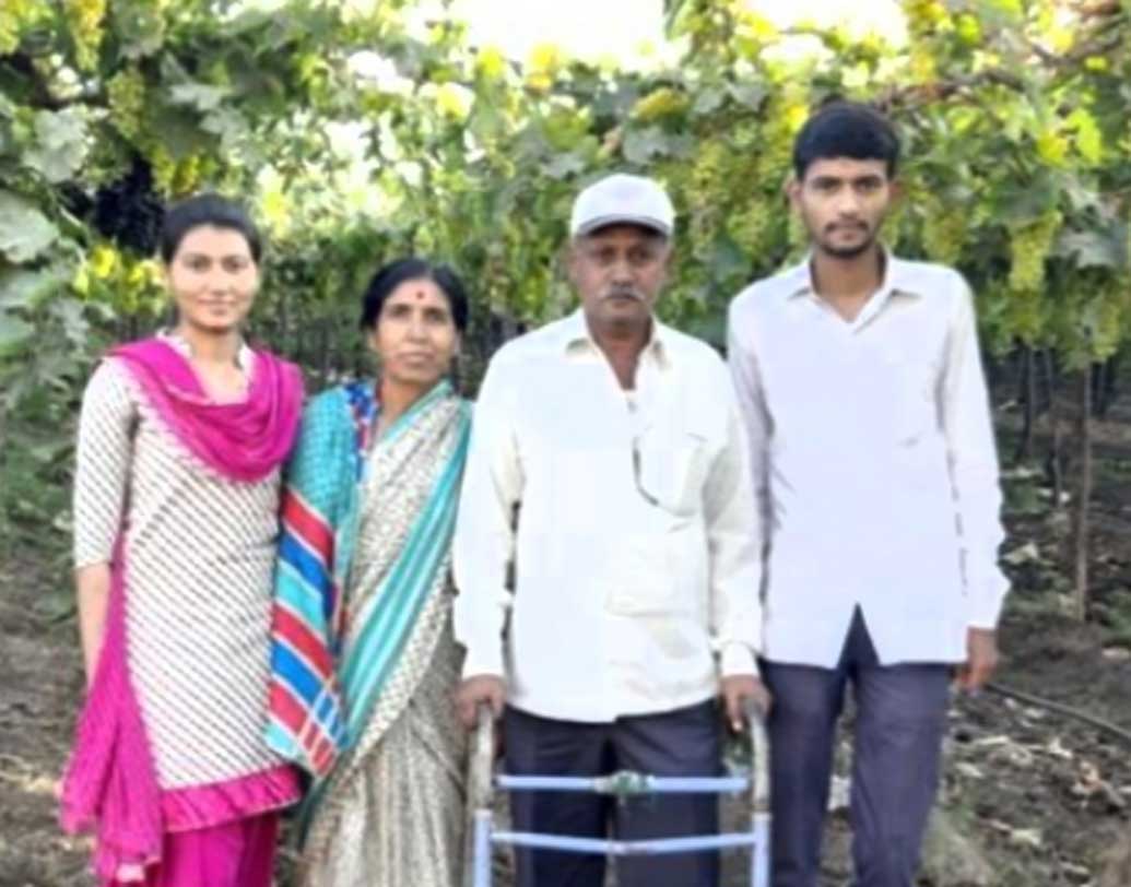 তরুণীর নাম জ্যোৎস্না ডোন্ডে। মহারাষ্ট্রের নাসিকের বাসিন্দা জ্যোৎস্না। ছোট থেকেই জ্যোৎস্না ভীষণ মেধাবী ছাত্রী। মেয়ে পড়াশোনা করে বড় ইঞ্জিনিয়ার হবে, বাবা-মায়েরও সেই ইচ্ছাই ছিল। কিন্তু জ্যোৎস্নার ভাগ্যে সেটা ছিল না বোধহয়। তাই চাকরি পেয়েও তাঁকে ছেড়ে দিতে হয়। কী ঘটেছিল?