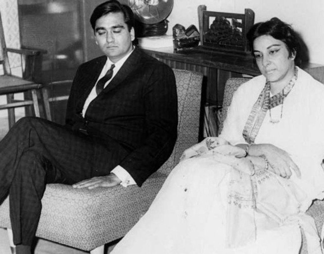 ‘দো বিঘা জমিন’ ছবির সেটে প্রথম আলাপ হয় তাঁদের। সুনীলের তো প্রথম দর্শনে প্রেম হল, কিন্তু নার্গিস তা জানতেও পারলেন না।