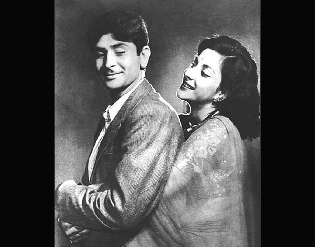 রাজ কপূরের সঙ্গে নার্গিসের গভীর প্রেমের নানা গল্প বলিউডের নানা পত্রিকায় ও সর্বভারতীয় সংবাদ মাধ্যমে প্রকাশিত হতে শুরু করে।