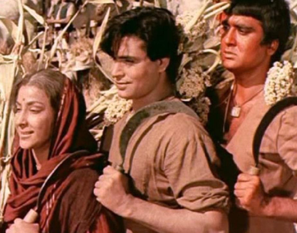 যদিও ১৯৫৭ সালের ছবিতে মা ও সন্তানের ভূমিকায় অভিনয় করেছিলেন নার্গিস ও সুনীল। এই ছবির সেট থেকেই পরস্পরের কাছে আসেন তাঁরা। ছবির সেটে আগুন ধরে যায়, মারাত্মক আগুনের বলয় থেকে নার্গিসকে কোলে করে বাঁচান সুনীল, কিন্তু নার্গিস খুব একটা জখম না হলেও সুনীল মারাত্মক জখম হন।