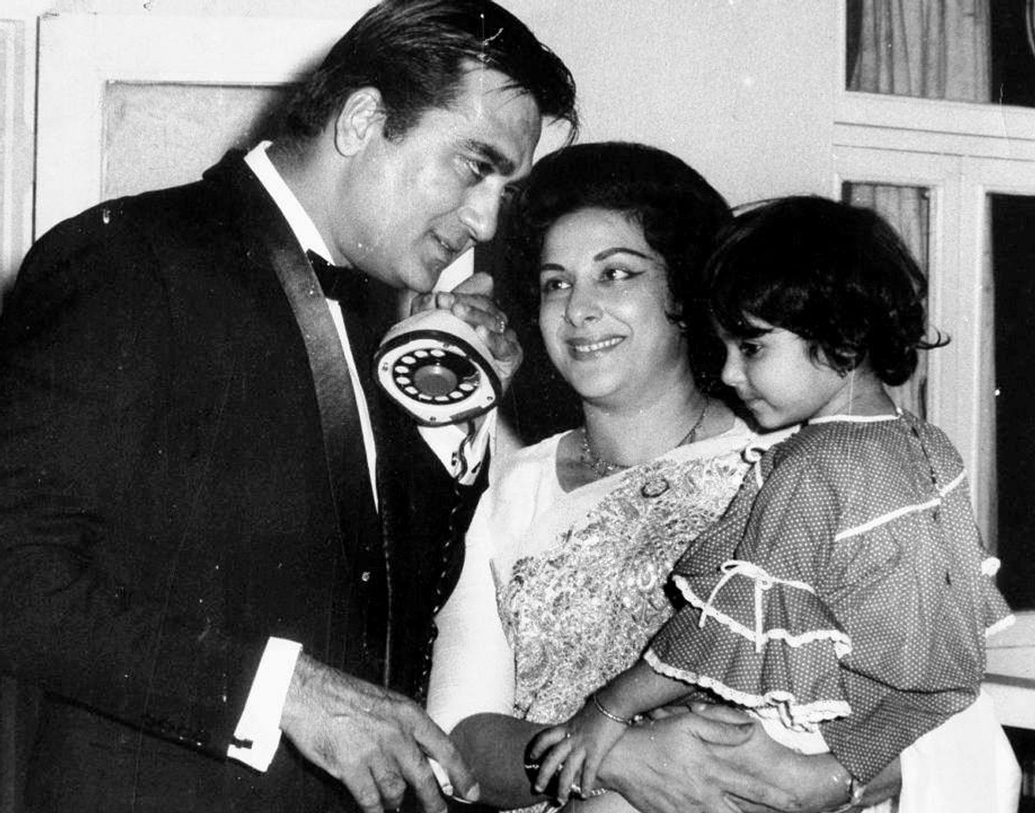 পরস্পরকে চিঠি লিখতেন তাঁরা, টেলিগ্রামও করতেন। কিন্তু কাউকে খুব একটা বুঝতে দেননি। টেলিগ্রামেই লুকিয়ে লুকিয়ে মূলত প্রেম করতেন দু’জনে।