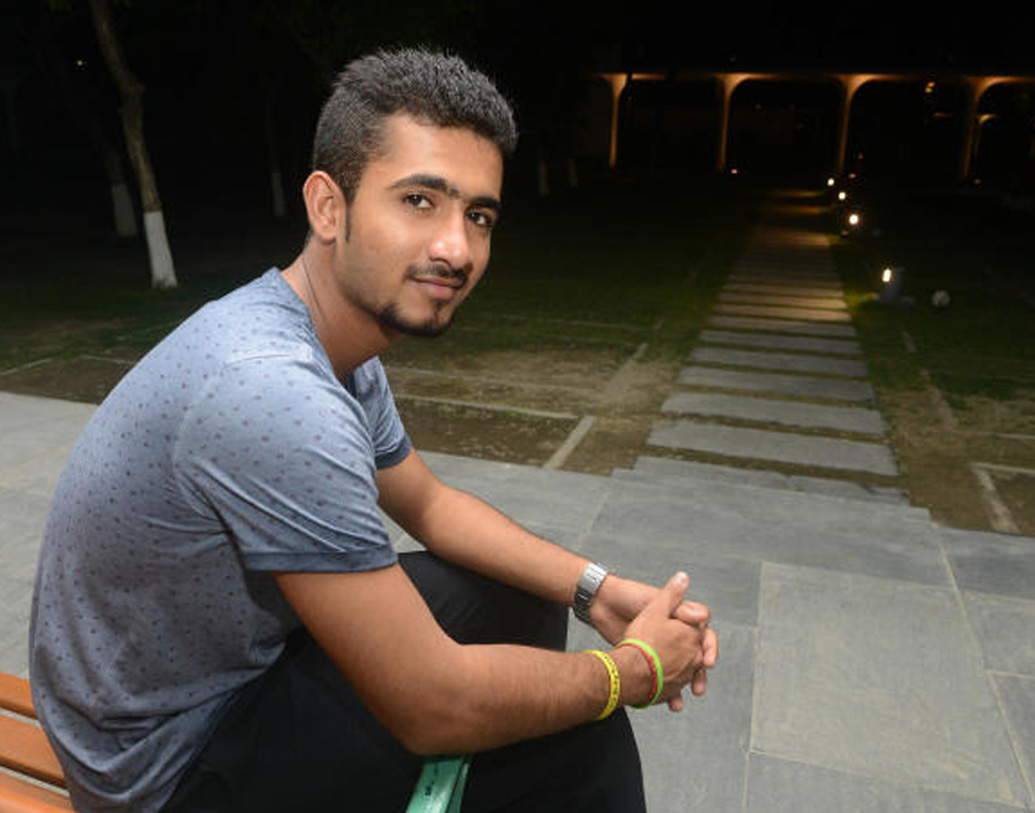 দলের সেরা স্পিনার চায়নাম্যান কুলদীপ যাদব এখন জীবনের সবচেয়ে খারাপ ফর্মে রয়েছেন, ছিটেফোঁটা আত্মবিশ্বাস না থাকায় তাঁর বদলে বেঙ্গালুরুর ছেলে কে সি কারিয়াপ্পাকে সুযোগ দেওয়া হতে পারে। রহস্যময় এই স্পিনারের বল বুঝতে এক সময় সমস্যা হয়েছিল মহেন্দ্র সিংহ ধোনি, গৌতম গম্ভীরদেরও।