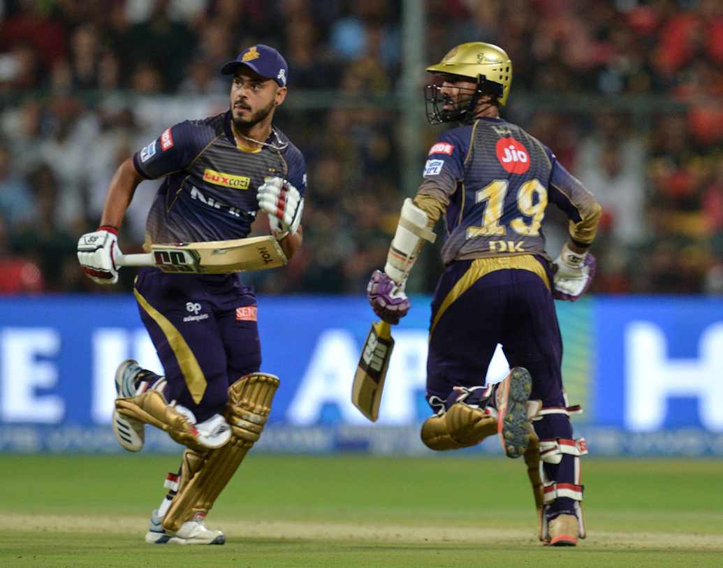 তিন নম্বরে নামতে পারেন নীতীশ রাণা। তিনি ব্যর্থ হলে দল সমস্যায় পড়েছে। মাথা ঠান্ডা হওয়ায় হায়দরাবাদের বোলারদের সঙ্গে পাল্লা দেওয়ার ক্ষমতা রাখেন, প্রয়োজনে নারাইনের বদলে তিনি ওপেন করতেও পারেন।