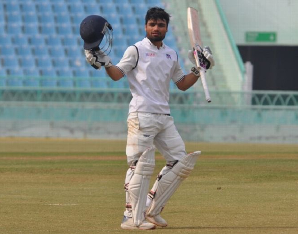 আলিগড়ের বছর কুড়ির এই ক্রিকেটার চরম দারিদ্রের সঙ্গে লড়াই করে উঠে এসেছেন সংবাদের শিরোনামে। ভয়ডরহীন ব্যাটিংয়ে প্রতিপক্ষ বোলারদের ত্রাসের কারণও তিনি।