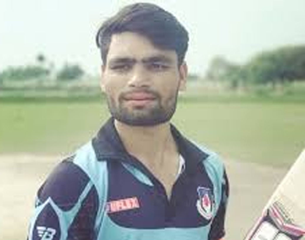 প্রথম যখন খেলতে এলেন, বাড়িতে তখন ৫ লক্ষ টাকা ধার। অনূর্ধ্ব ১৯ খেলে সেই ধার একটু একটু করে তিনিই মিটিয়েছিলেন।