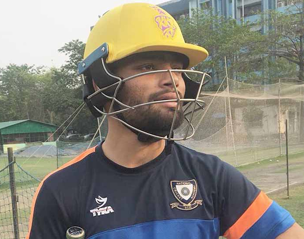 সংসারের তাই যাবতীয় আশা-ভরসা হয়ে ওঠেন এই বাঁ-হাতি ব্যাটসম্যান। আইপিএল নিলামের পরে বলেছিলেন, ‘‘দাদার বিয়েতে সাহায্য করব, ঘরে অবিবাহিত বোন আছে। তাঁর বিয়ে দিতে হবে। তাই মন দিয়ে ক্রিকেট খেলতে চাই।’’